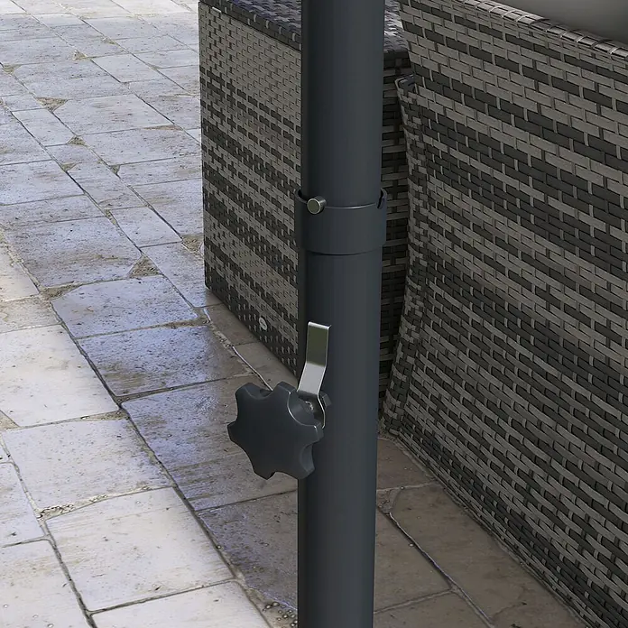 Outsunny Ampelschirm rund - Dunkelgrau, Durchmesser Bespannung: 294 cm - Nahaufnahme einer dunkelgrauen Terrassenschirmstange mit Sternknopf und Hebel neben dunkelgrauen Rattanmöbeln auf gepflasterter Terrasse.