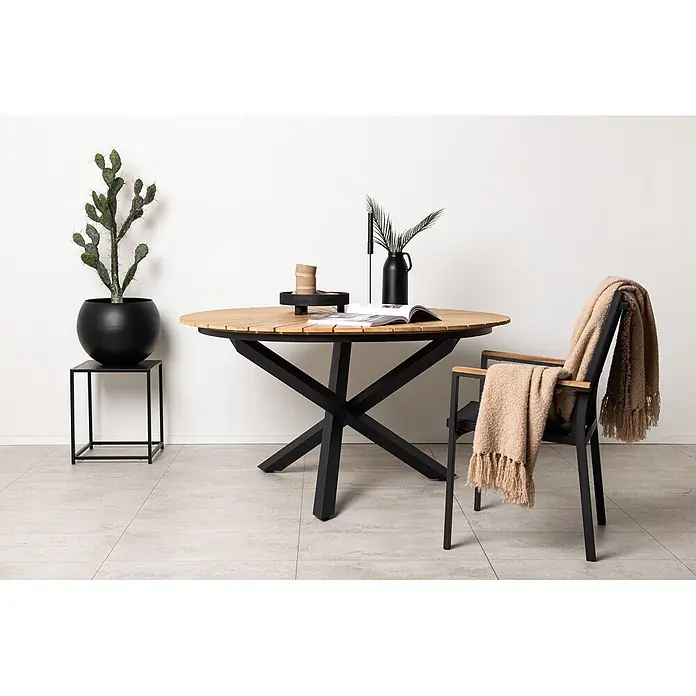 Ebuy24 Gartentisch rund New Mexico - Ø x H: 140 x 75 cm, Aluminium, Teak, Schwarz, Stapelbar - Runder Outdoor-Esstisch mit Holzlamellenplatte und schwarzem Metall-Kreuzfuß.