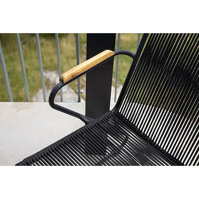 Ebuy24 Gartensessel Bois - 1 Stk., Teak, Natur, B x T x H: 55 x 51 x 82 cm - Schwarzer Outdoor-Sessel mit geflochtenem Seil, Metallgestell und heller Holzarmlehne.
