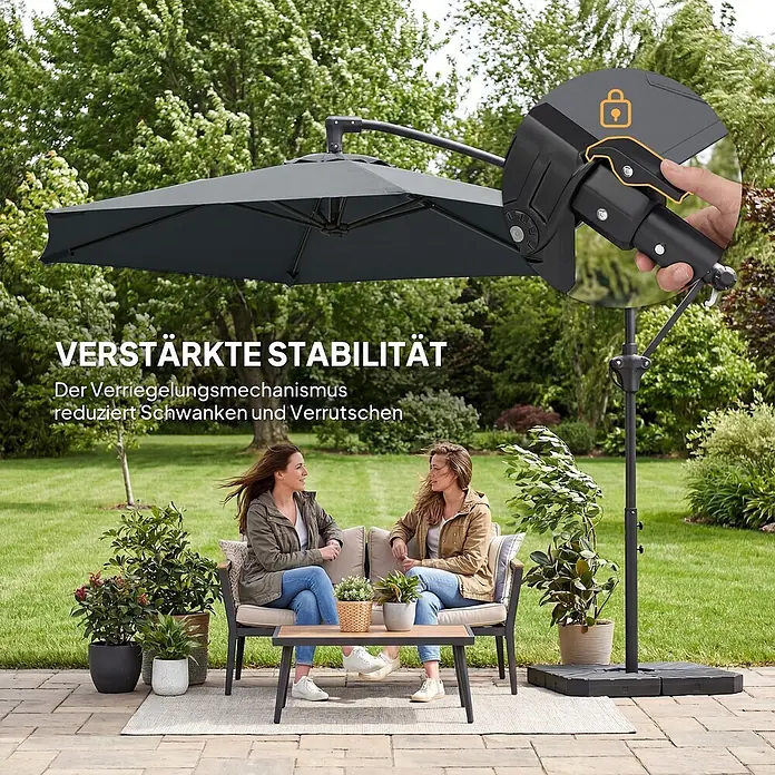 Outsunny Ampelschirm rund - Dunkelgrau, Durchmesser Bespannung: 295 cm - Großer grauer Ampelschirm beschattet zwei Frauen auf der Terrasse. Nahaufnahme zeigt den Verriegelungsmechanismus für mehr Stabilität.
