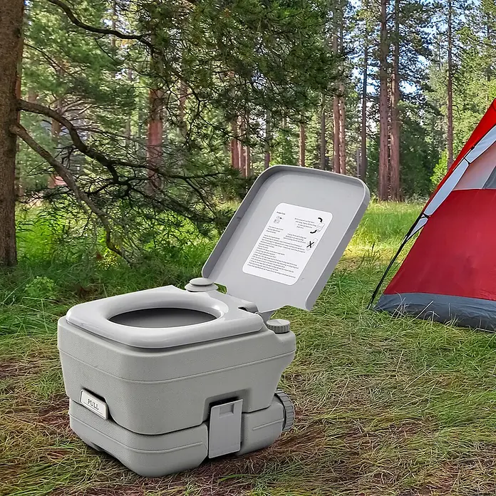 Homcom Campingtoilette - L x B x H: 36 x 42 x 30 cm, Manuelle Wasserspülung, Sonstiges - Graues tragbares Camping-WC aus Kunststoff mit offenem Deckel, im Freien neben einem Zelt.