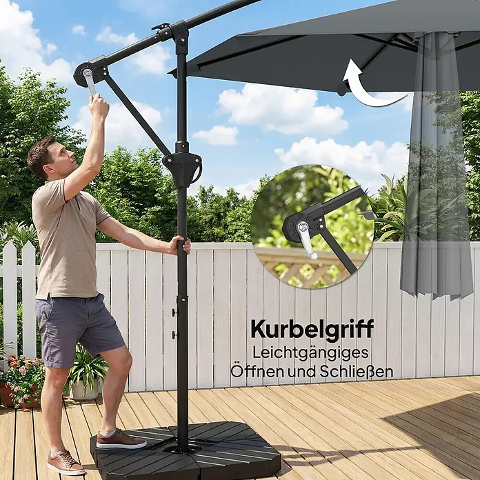 Outsunny Ampelschirm rund - Dunkelgrau, Durchmesser Bespannung: 295 cm - Ein Mann bedient einen grauen Ampelschirm mit schwarzem Gestell auf einer Terrasse. Sein Kurbelgriff ermöglicht leichtes Öffnen und Schließen.
