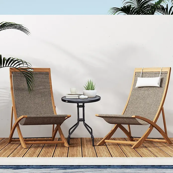 Outsunny Garten-Beistelltisch rund - Metall, Sicherheitsglas, Kunststoff, Schwarz - Zwei faltbare Liegestühle aus Holz und braunem Stoff mit einem schwarzen Beistelltisch, auf einer Terrasse am Pool.