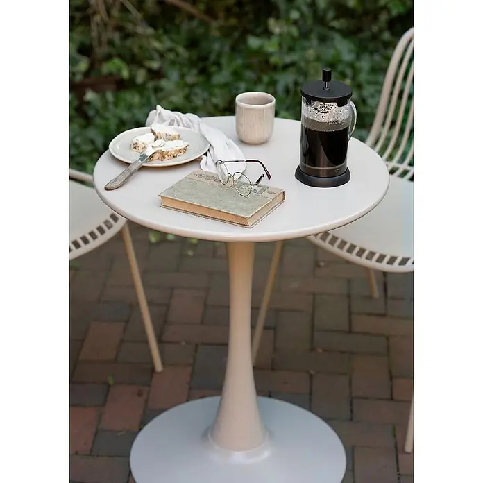 Meja Cafétisch Ø60cm taupe. -  - Heller beiger runder Gartentisch mit Trompetenfuß, mit Kaffee und Frühstück auf einer Terrasse.