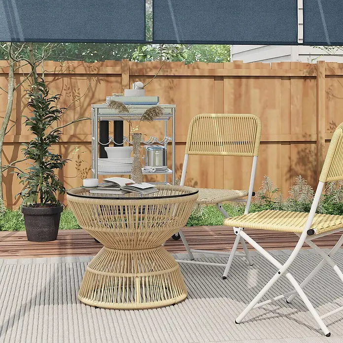 Outsunny Garten-Loungetisch im Boho-Design - Verzinkter Stahl, PE-Rattan, Hartglas, Naturholz - Helle beige Rattan-Outdoor-Couchtisch mit Glasplatte und zwei passenden Klappstühlen auf einem Outdoor-Teppich.