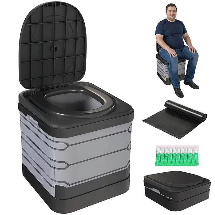 Outsunny Campingtoilette - Kunststoff - Schwarz-graue faltbare Campingtoilette, aufgeklappt und zusammengeklappt, mit Müllbeuteln und Absorbergel. Ein Mann sitzt darauf.