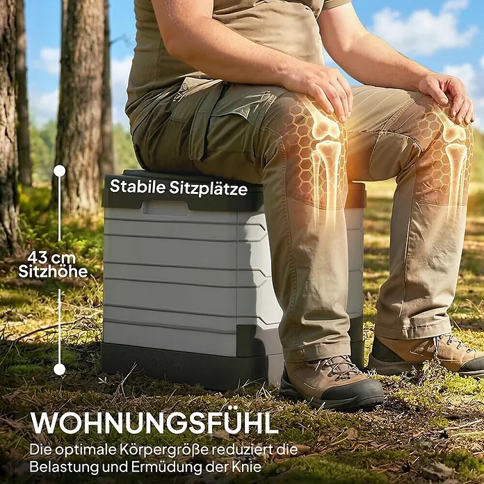 Outsunny Campingtoilette - Kunststoff - Grauer, tragbarer Falthocker (43 cm Sitzhöhe) wird im Wald von einer Person genutzt, um Kniebelastung zu reduzieren.