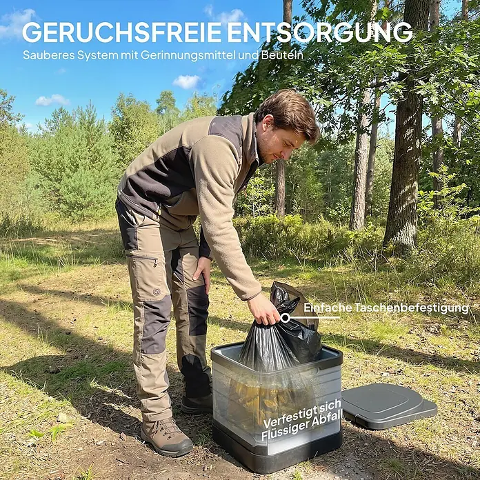 Outsunny Campingtoilette - Kunststoff - Person bereitet ein tragbares, klappbares graues Entsorgungssystem mit schwarzem Beutel im Wald vor, geeignet zur Verfestigung flüssiger Abfälle.