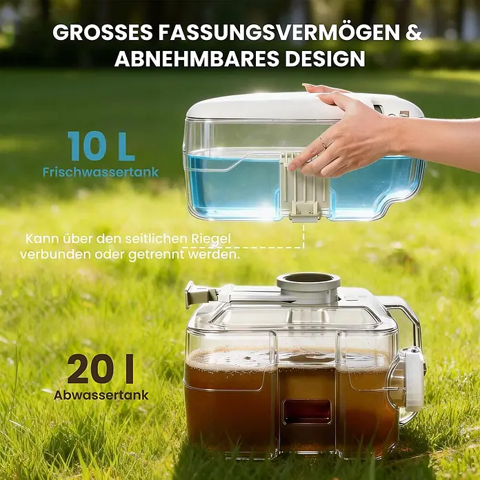 Homcom Campingtoilette - L x B x H: 41,5 x 36,5 x 42 cm, Manuelle Wasserspülung, Sonstiges - Eine Hand trennt einen durchsichtigen 10L Frischwassertank (blaues Wasser) von einem 20L Abwassertank (braune Flüssigkeit).