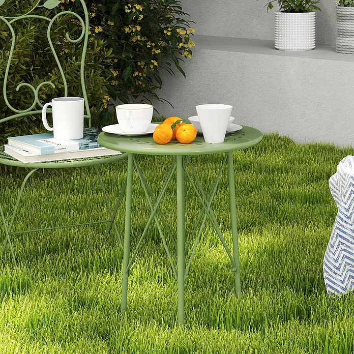 Outsunny Garten-Beistelltisch rund - Stahl, Grün - Zwei grüne Metall-Bistrotische, einer mit Büchern und Tasse, der andere mit Orangen und Bechern.
