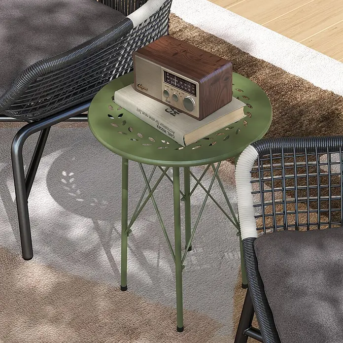 Outsunny Garten-Beistelltisch rund - Stahl, Grün - Grüner runder Metall-Beistelltisch mit dekorativen Ausschnitten, auf dem ein Radio und ein Buch stehen, zwischen zwei Stühlen platziert.