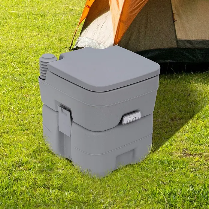 Outsunny Campingtoilette - L x B x H: 35,5 x 41 x 42,5 cm, Manuelle Wasserspülung, Sonstiges - Graue Kunststoff-Campingtoilette auf Rasen neben einem Zelt.