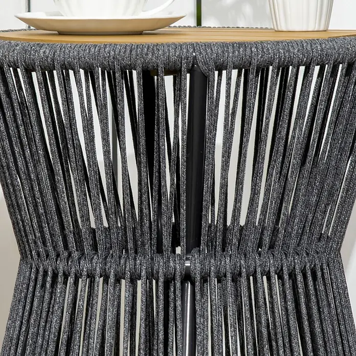 Outsunny Garten-Beistelltisch rund im Boho-Stil - Aluminium, Polystyrol, Polyethylen, Dunkelgrau, Natur - Nahaufnahme eines kleinen runden Tisches mit dunkelgrauem Seilgeflecht-Untergestell und hellbrauner Holzplatte, darauf eine Tasse und Untertasse.