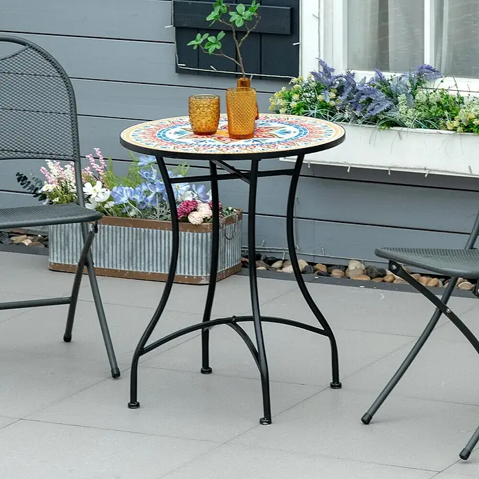 Outsunny Garten-Beistelltisch rund - Keramik, Metall, Rot, Blau, Weiß - Runder Mosaik-Bistrotisch mit schwarzem Metallrahmen und zwei grauen Stühlen auf einer Terrasse.