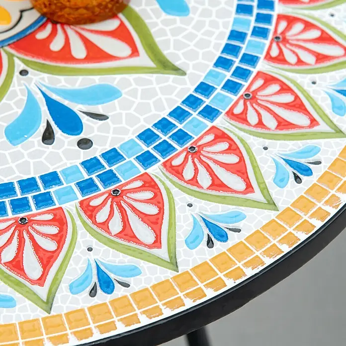 Outsunny Garten-Beistelltisch rund - Keramik, Metall, Rot, Blau, Weiß - Nahaufnahme einer lebendigen Mosaik-Tischplatte mit roten und blauen Blumenmustern, grünen Blättern und einem gelben Kachelrand.