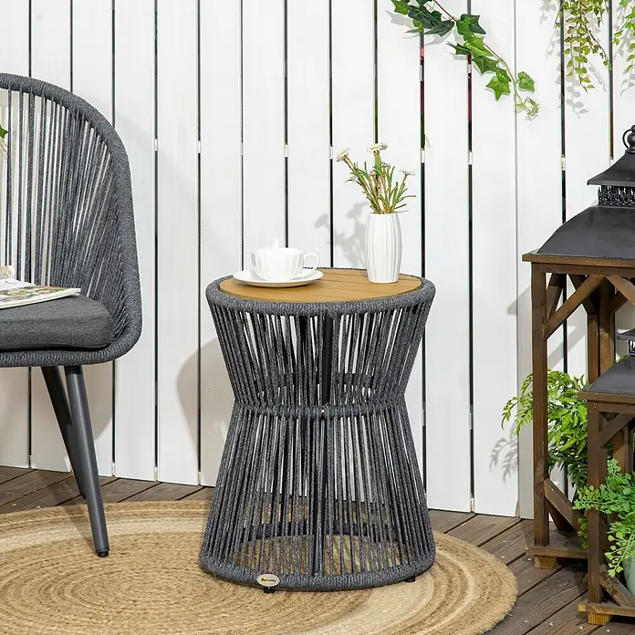 Outsunny Garten-Beistelltisch rund im Boho-Stil - Aluminium, Polystyrol, Polyethylen, Dunkelgrau, Natur - Grauer Seil-Beistelltisch mit Holzplatte, draußen genutzt mit Tasse und Vase.