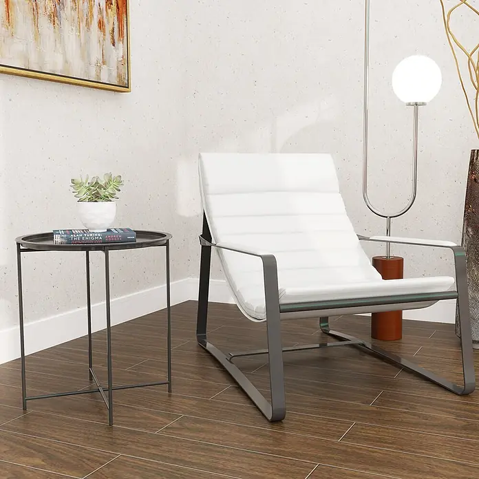 Outsunny Garten-Beistelltisch rund - Stahl, Schwarz - Moderner weißer Loungesessel mit dunklem Metallgestell in einem modernen Wohnzimmerambiente.