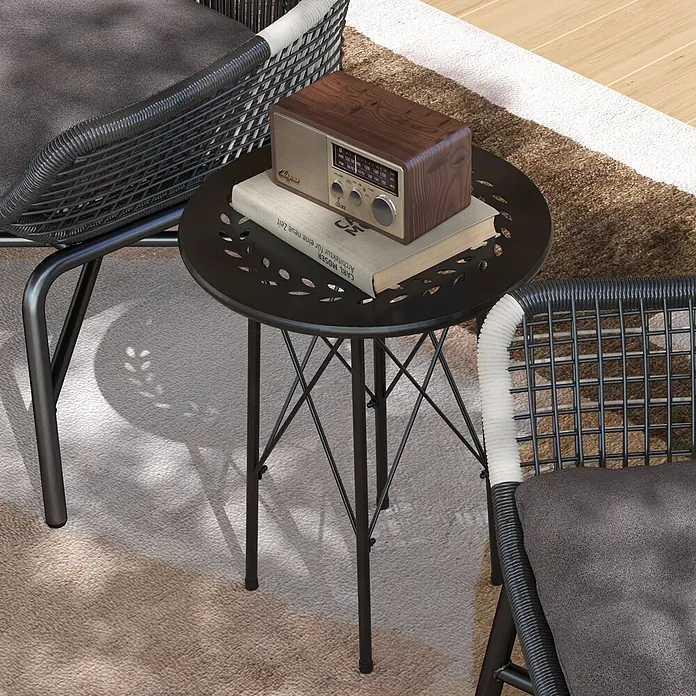 Outsunny Garten-Beistelltisch rund - Stahl, Schwarz - Runder schwarzer Metall-Gartentisch mit dekorativer Lochplatte, flankiert von zwei dunkelgrauen Korbstühlen mit Kissen, als Outdoor-Lounge-Set.