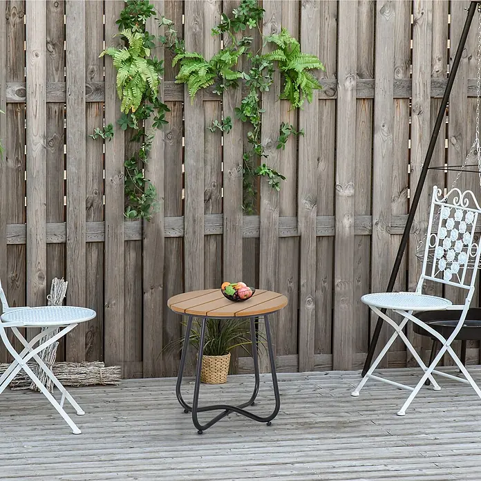 Outsunny Garten-Beistelltisch rund - Stahl, Kunststoff, Braun - Runder Gartentisch mit hellbrauner Lattenplatte und schwarzen Metallbeinen, mit Obst auf einer Holzterrasse.