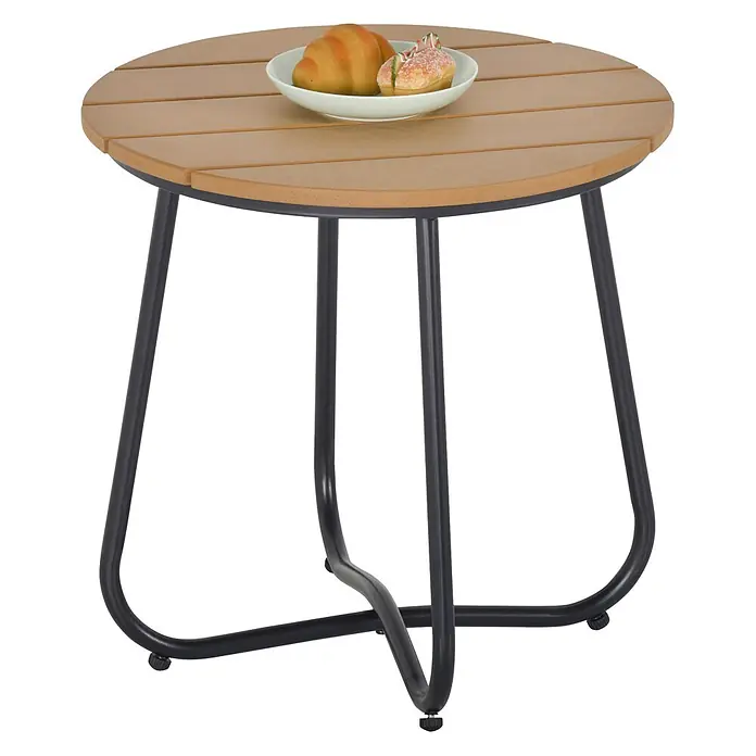 Outsunny Garten-Beistelltisch rund - Stahl, Kunststoff, Braun - Runder Outdoor-Beistelltisch mit lamellierter hellbrauner Platte und schwarzen Metallbeinen, gezeigt mit einem Teller Gebäck.