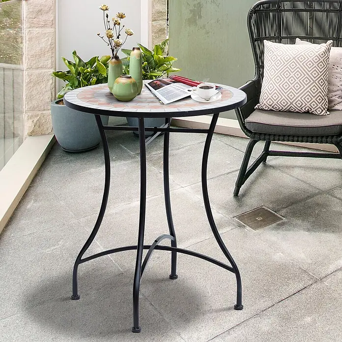 Outsunny Garten-Beistelltisch rund - Blau, Weiß, Grün - Runder Mosaik-Bistrotisch mit schwarzen Metallbeinen auf einer Terrasse, mit Vasen, Magazin und Kaffeetasse.
