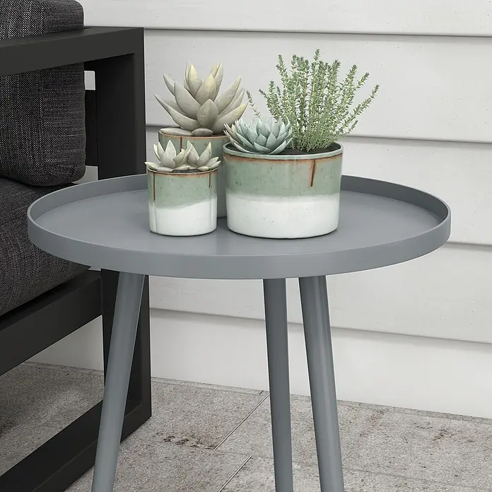 Outsunny Garten-Beistelltisch rund - Ø x H: 40 x 50 cm, Stahl, Grau - Grauer runder Outdoor-Beistelltisch mit drei Topfpflanzen.
