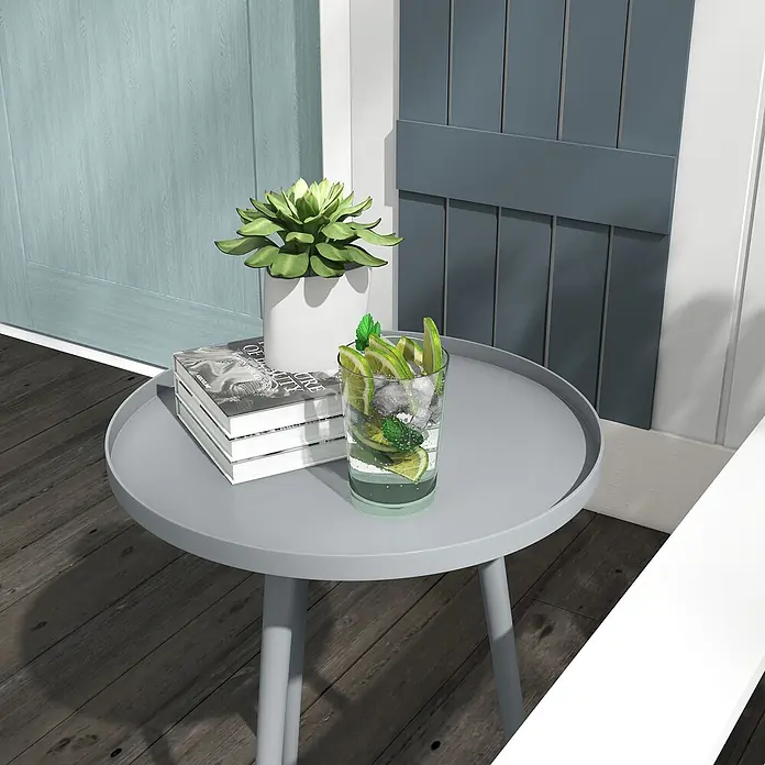 Outsunny Garten-Beistelltisch rund - Ø x H: 40 x 50 cm, Stahl, Grau - Grauer runder Beistelltisch mit drei Beinen, draußen auf Holzdeck, mit Getränk, Büchern und Pflanze.
