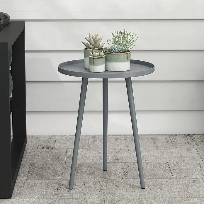 Outsunny Garten-Beistelltisch rund - Ø x H: 40 x 50 cm, Stahl, Grau - Grauer runder Beistelltisch mit Topfsukkulenten im Freien.