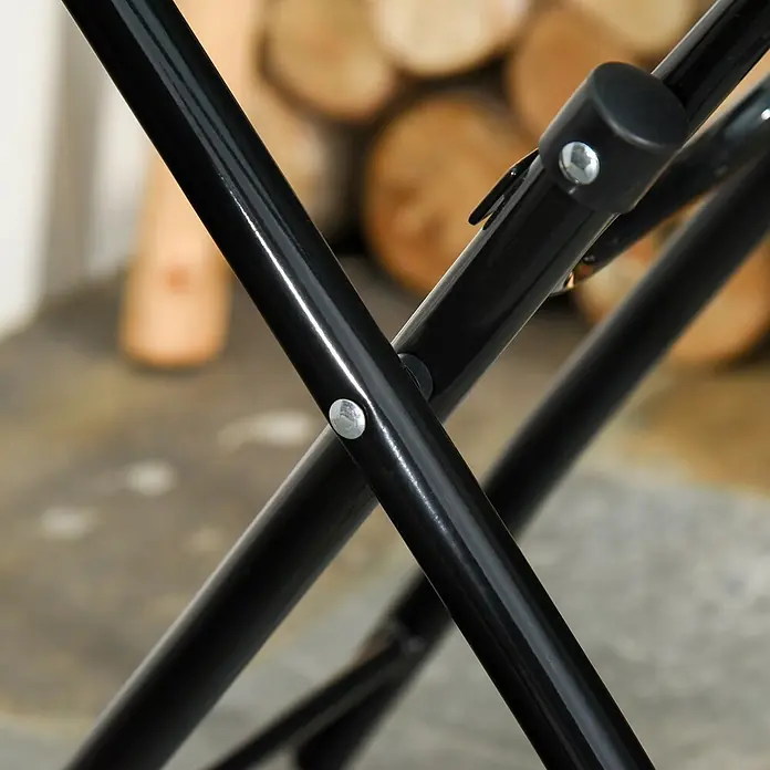 Outsunny Garten-Beistelltisch rund - Ø x H: 45 x 50 cm, Metall, Glas, Schwarz - Nahaufnahme des glänzenden schwarzen Metallgestells eines Klappstuhls mit silbernen Nieten, vor verschwommenem Holz.