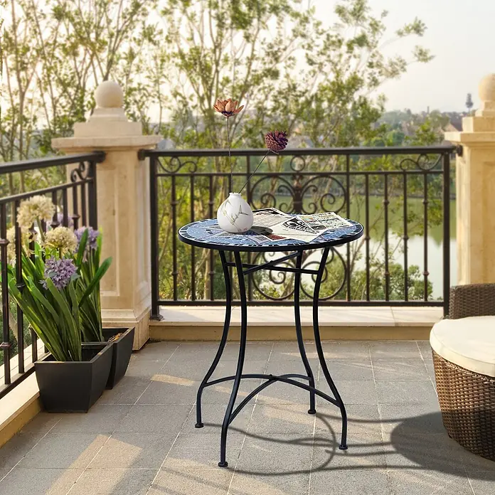 Outsunny Garten-Beistelltisch rund - Ø x H: 60 x 71 cm, Stahl, Keramik, Blau - Bistrotisch für den Außenbereich mit schwarzem Metallgestell und Mosaikplatte auf einem Balkon.