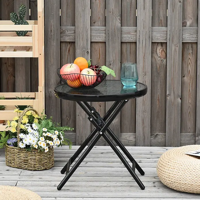 Outsunny Garten-Beistelltisch rund - Ø x H: 45 x 50 cm, Metall, Glas, Schwarz - Ein schwarzer klappbarer Metalltisch mit runder Glasplatte, als Beistelltisch im Freien auf einer Terrasse.