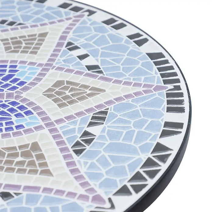 Outsunny Garten-Beistelltisch rund - Ø x H: 60 x 71 cm, Stahl, Keramik, Blau - Nahaufnahme einer runden Mosaik-Tischplatte mit geometrischem Muster in Blau-, Lila-, Braun- und Beigetönen.
