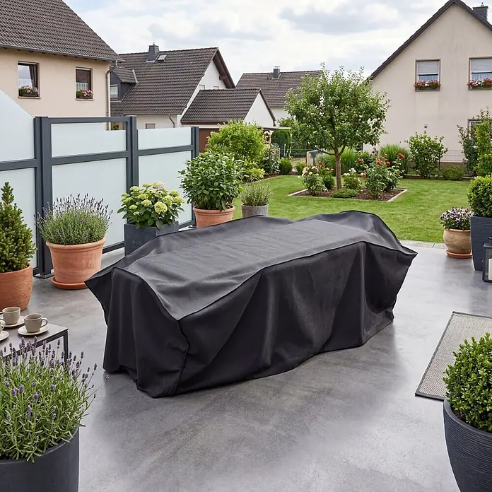Sunfun Sitzgruppen-Schutzhülle L - L x B x H: 310 x 140 x 85 cm, Polyester, 160 g/m², Schwarz/Anthrazit - Schwarze Stoff-Schutzhaube über einem Gartentisch auf einer Terrasse.