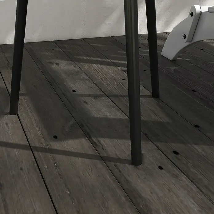 Outsunny Garten-Beistelltisch rund - Ø x H: 40 x 50 cm, Stahl, Schwarz - Dunkle zylindrische Möbelbeine und ein weißes gebogenes Möbelstück auf einem dunklen Holzterrassenboden.