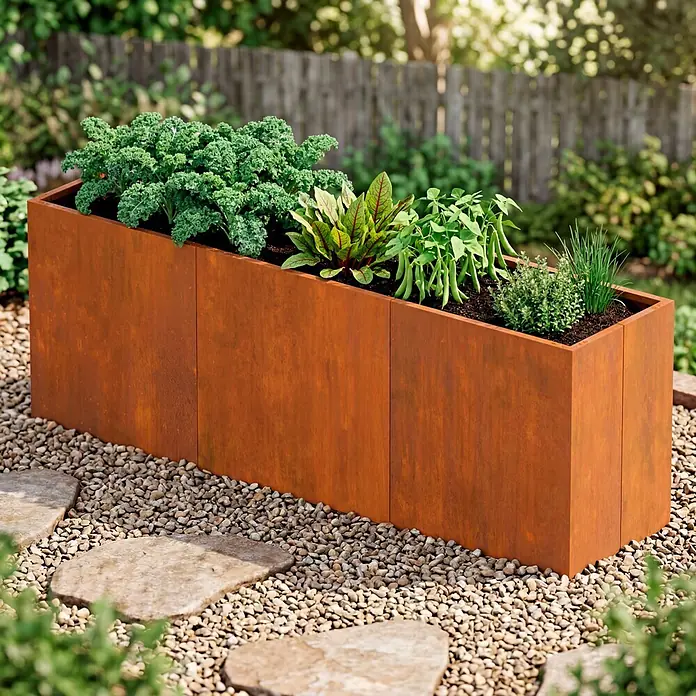 Palatino Hochbeet Urban - 200 x 50 x 70 cm, Stahl, Rostrot - Langes, rostbraunes Cortenstahl-Hochbeet, bepflanzt mit Grünkohl, Kräutern und Bohnen, im Garten auf einem Kiesweg.