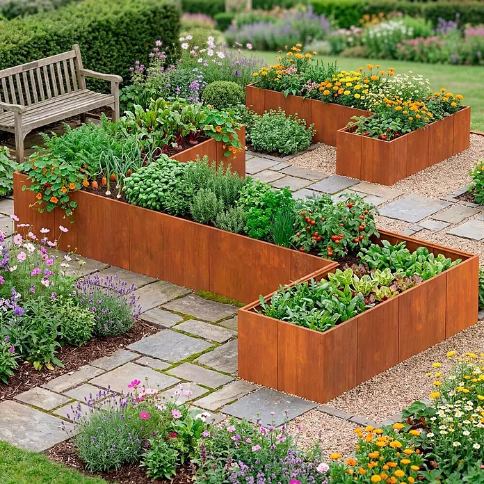 Palatino Hochbeet Urban S-Form - 500 x 400 x 70 cm, Stahl, Rostbraun - Rostfarbene Hochbeete aus Metall in gestufter Anordnung, gefüllt mit verschiedenen Pflanzen in einer modernen Gartenanlage.