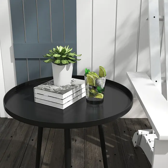 Outsunny Garten-Beistelltisch rund - Ø x H: 40 x 50 cm, Stahl, Schwarz - Ein schwarzer runder Beistelltisch auf einer Holzterrasse mit einer Topfpflanze, Büchern und einem Glas mit Limette und Minze.