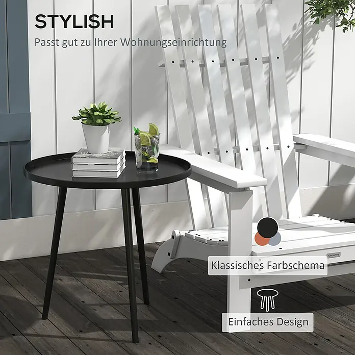 Outsunny Garten-Beistelltisch rund - Ø x H: 40 x 50 cm, Stahl, Schwarz - Ein schwarzer runder Metall-Beistelltisch mit Pflanze und Büchern steht neben einem weißen Stuhl auf einer Holzterrasse.