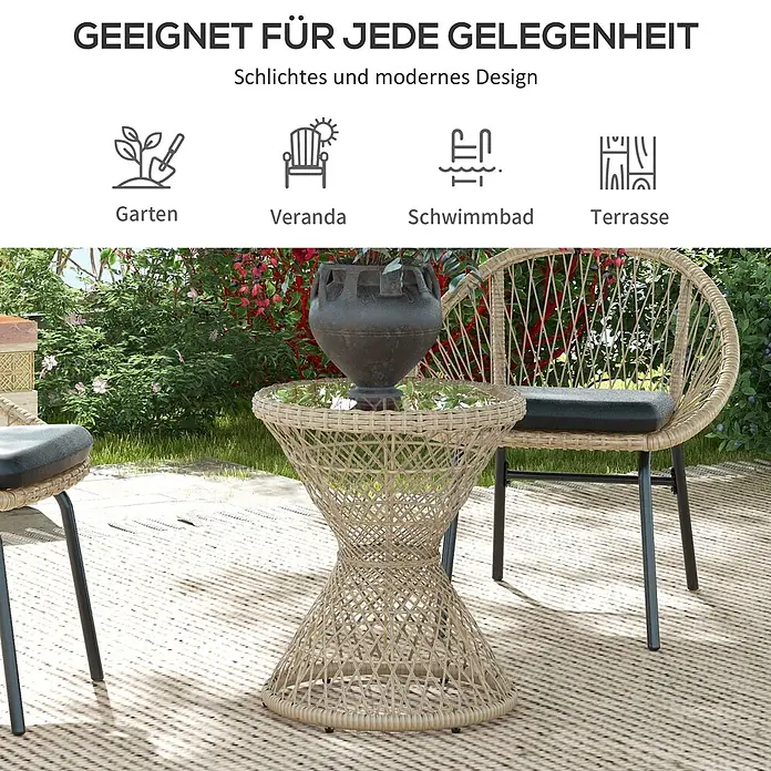 Outsunny Garten-Beistelltisch rund im Boho-Design - Stahl, PE-Rattan, Glas, Braun - Beiges Rattan-Gartenmöbelset mit Glastisch und Stuhl mit dunkelgrauem Kissen auf einer Terrasse.