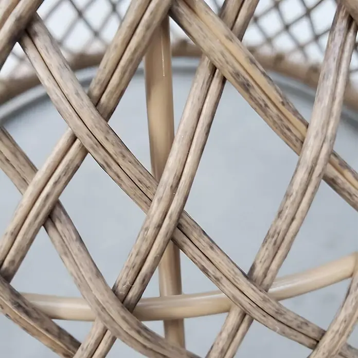 Outsunny Garten-Beistelltisch rund im Boho-Design - Stahl, PE-Rattan, Glas, Braun - Nahaufnahme von hellbraunem, geflochtenem Rattan mit rautenförmigem Muster.