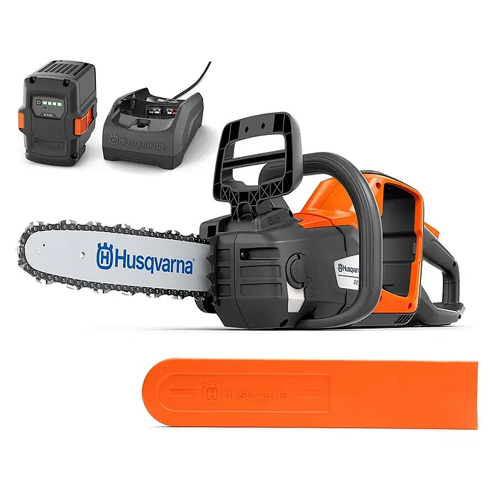 Husqvarna Akku-Kettensäge - 36 V, 4 Ah, Li-Ionen, 1 Akku, Schwertlänge: 35 cm - Schwarzes und oranges Husqvarna Akku-Kettensägen-Set mit Akku, Ladegerät und Schienenabdeckung.