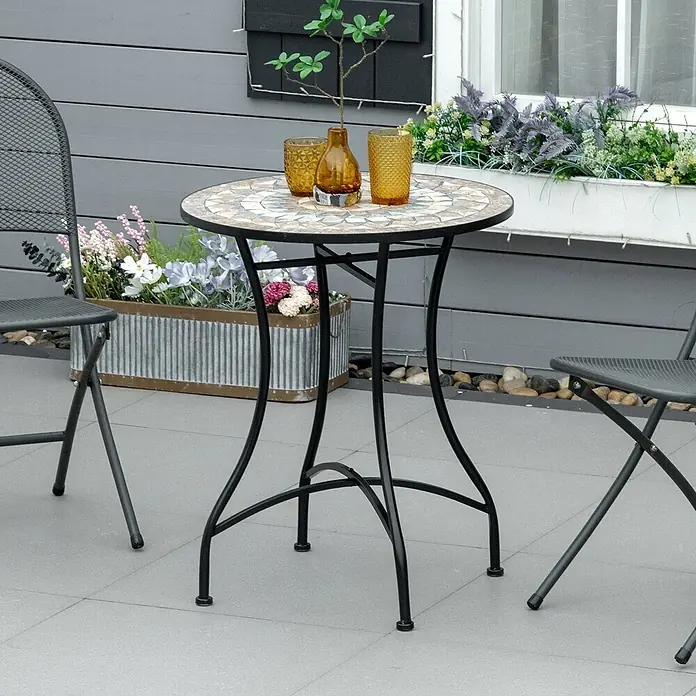 Outsunny Garten-Beistelltisch rund - Ø x H: 60 x 71 cm, Keramik, Metall, Grün, Weiß, Beige - Eine Outdoor-Bistro-Garnitur mit rundem Mosaiktisch mit schwarzem Metallrahmen und zwei dunkelgrauen Klappstühlen auf einer Terrasse.