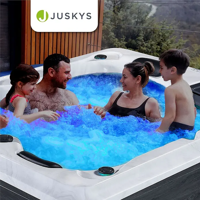 Artsauna Außen-Whirlpool Oasis - 160 x 210 x 80 cm, Anthrazit - Familie genießt einen weißen Whirlpool mit blauem Sprudelwasser und dunklen Akzenten.