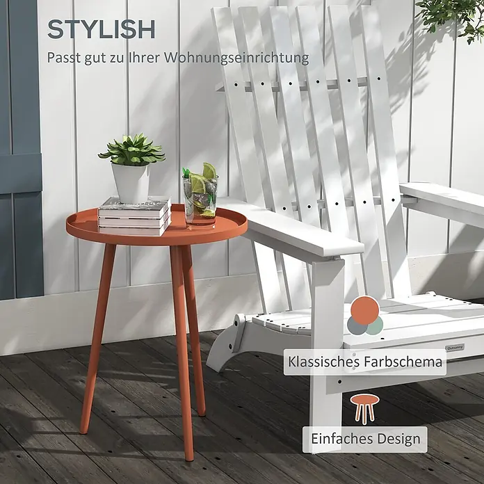 Outsunny Garten-Beistelltisch rund - Ø x H: 40 x 50 cm, Stahl, Rot - Ein runder, orangefarbener Metall-Beistelltisch, dekoriert mit Pflanze, Büchern und einem Getränk, neben einem weißen Adirondack Stuhl.