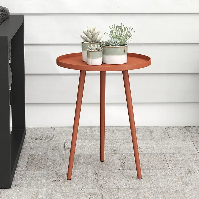 Outsunny Garten-Beistelltisch rund - Ø x H: 40 x 50 cm, Stahl, Rot - Rostfarbener Metall-Beistelltisch mit drei Beinen, auf dem drei Topfpflanzen stehen.