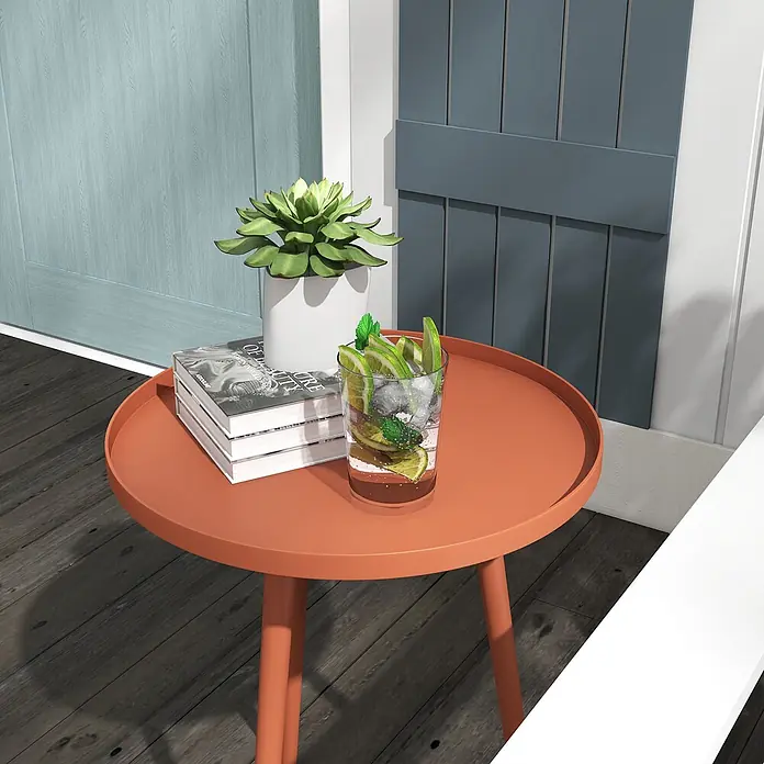 Outsunny Garten-Beistelltisch rund - Ø x H: 40 x 50 cm, Stahl, Rot - Runder, oranger Metall-Beistelltisch mit Tablett-Rand, auf Holzboden mit Pflanze, Büchern und Getränk.