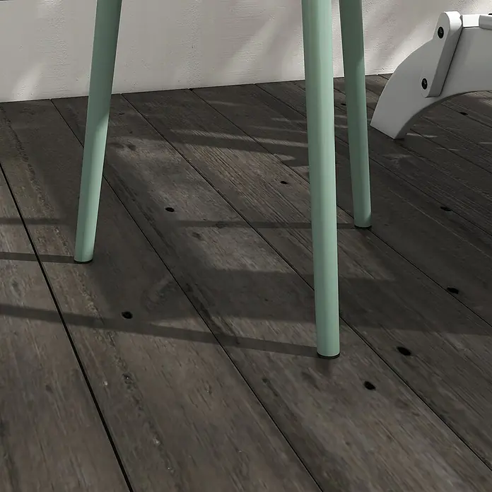 Outsunny Garten-Beistelltisch rund - Ø x H: 50 x 50 cm, Stahl, Grün - Mintgrüne Möbelbeine und ein weißes Stuhlgestell auf dunklem Holzfußboden mit Schatten.