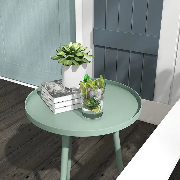 Outsunny Garten-Beistelltisch rund - Ø x H: 50 x 50 cm, Stahl, Grün - Minzgrüner runder Beistelltisch aus Metall auf einer Terrasse, für Getränke, Bücher und eine Pflanze.