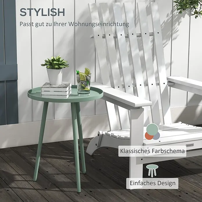 Outsunny Garten-Beistelltisch rund - Ø x H: 50 x 50 cm, Stahl, Grün - Salbeigrüner runder Metall-Beistelltisch mit drei Beinen, auf einem Holzdeck neben einem weißen Stuhl.
