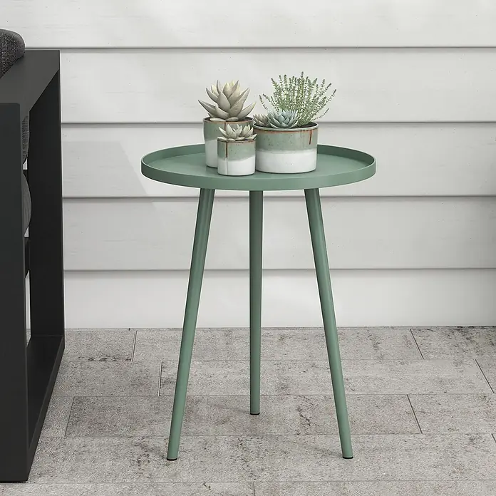 Outsunny Garten-Beistelltisch rund - Ø x H: 50 x 50 cm, Stahl, Grün - Grüner runder Metallbeistelltisch mit drei Beinen, der drei Topfsukkulenten trägt.